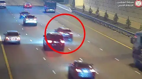 Una captura de pantalla del vídeo del accidente. (Policía de Abu Dhabi)