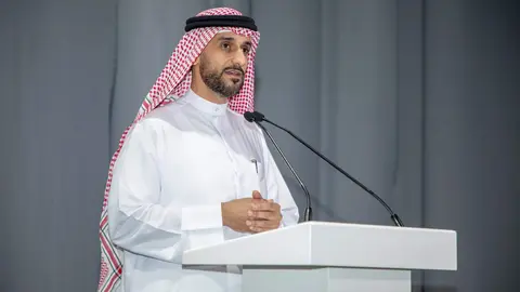      
الشارقة في 8 أكتوبر / وام /      أوصى المشاركون في "منتدى مصممو المجوهرات في  الشرق  الأوسط 2022" الذي استضافه مركز إكسبو الشارقة مساء أمس ضمن فعاليات اليوم الثالث من النسخة الـ50 من معرض الشرق الأوسط للساعات والمجوهرات، بضرورة توسيع مجالات الدعم للمهنيين والعاملين في مجال تصميم الذهب المجوهرات وتعزيز مشاركتهم وحضورهم في الفعاليات والأحداث المتخصصة لتسليط الضوء على أعمالهم وتمكينهم من عرض تصاميمهم وإبداعاتهم إلى جانب أشهر العلامات التجارية في عالم الذهب والمجوهرات.
      وشهد المنتدى حضور سعادة سيف محمد المدفع الرئيس التنفيذي لمركز إكسبو الشارقة وسعادة الدكتور خالد عمر المدفع رئيس مدينة الشارقة للإعلام "شمس" وسعادة محمد دانسانتا ريمي سفير جمهورية نيجيريا الاتحادية لدى الدولة وسعادة ألبينو مالونغو سفير مفوض فوق العادة لجمهورية أنغولا لدى الدولة وشاندو سيرويا نائب رئيس مجلس إدارة مجموعة دبي للذهب والمجوهرات إلى جانب حضور عدد من المسؤولين الحكوميين وأعضاء من السلك الدبلوماسي ومشاركة واسعة من ممثلي الجهات المشاركة في المعرض وعدد من المصممين ورواد الأعمال والمهنيين والزوار المهتمين بفنون تصميم وصياغة الذهب والمجوهرات.
     وشارك في جلسات المنتدى 10 متحدثين وخبراء عالميين من أبرز مؤسسات ومعاهد تصميم الذهب  والمجوهرات حول العالم  ناقشوا عددا من المحاور الرئيسية من أبرزها التوجه المستقبلي لتصميم المجوهرات والأحجار الكريمة وأهم التقنيات المستخدمة في دمج الأحجار والألماس المُصنع في المختبرات بالإضافة إلى تسليط الضوء على طرق تطوير المعارف المهنية وفرص التعليم والتدريب العالمية المتاحة للمصممين لتحقيق الريادة في صناعتهم وتصاميمهم إلى جانب استعراض أهم التطورات التكنولوجية في عالم تصميم المجوهرات.
     وأكد سعادة سيف محمد المدفع أن منتدى "مصممو المجوهرات في  الشرق  الأوسط 2022" يعد واحدا من أبرز الفعاليات التي أضيفت على أجندة معرض الشرق الأوسط للساعات والمجوهرات المتنوعة نظراً لأهمية المحاور التي قدمتها جلساته من خلال استشراف مستقبل تصميم الذهب المجوهرات إلى جانب المعلومات القيمة والثرية حول آخر مستجدات وتطورات هذا التخصص على المستوى العالمي وإطلاع مصممي المجوهرات على أحدث الدراسات والأجهزة والمعدات المستخدمة بها وتزويدهم بالمعرفة والخبرة العملية للنمو في قطاع المجوهرات الحديثة بهدف تطوير مهاراتهم الحرفية وتعزيز قدراتهم على ابتكار تصميمات جديدة للمجوهرات والمساهمة في رسم اتجاهات مبتكرة في خطوط المشغولات الذهبية.
     وأشار المدفع إلى أن تنظيم هذا المنتدى يمثل خطوة رائدة سعى من خلالها مركز إكسبو الشارقة إلى تعزيز مستهدفات معرض الشرق الأوسط للساعات للمجوهرات بما فيها دعم كافة التخصصات المرتبطة بصناعة الذهب والمجوهرات ومن أبرزها التصميم الذي يعتبر حجر الأساس في هذه الصناعة كما شكّل المنتدى منصة مهمة لرواد الأعمال في مجال التصميم وتبادل الخبرات والتجارب لتعزيز جودة وتنافسية تصاميمهم في الأسواق المحلية والإقليمية ولا سيما في ظل ما شهده المعرض من مشاركة واسعة من كبار مصممي وصانعي المجوهرات والمشغولات الذهبية من مختلف دول العالم متوجهاً بالشكر إلى كافة المتحدثين في المنتدى وما قدموه من دراسات ومعلومات قيمة تعزز من صناعة الذهب والمجوهرات محلياً وعالمياً.
     وشهد معرض الشرق الأوسط للساعات والمجوهرات الذي تختتم فعالياته مساء غد تنظيم العديد من الورش والندوات التثقيفية التي قدمها نخبة من المدربين الخبراء وزودت الزوار بمعلومات عن جوانب مختلفة من الأحجار الكريمة والمجوهرات من حيث أنواعها وطرق استخراجها ودولها الرائدة وكيفية قراءة تقارير وتصنيفات الأحجار الكريمة عند شراء المجوهرات.
-بتل - 