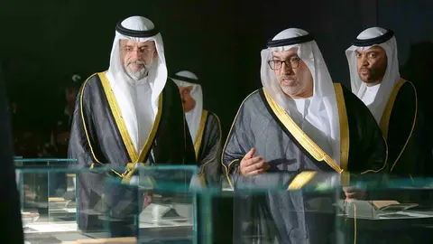 Su Alteza el jeque Sultán Bin Mohammed Bin Sultán Al Qasimi, príncipe heredero de Sharjah, junto al ministro de Salud y Protección de la Sociedad de Emiratos Árabes, Abdul Rahman bin Mohammed Al Owais, durante la X Bienal de Caligrafía. (EL CORREO)