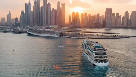 Un crucero en Dubai Marina. (WAM)