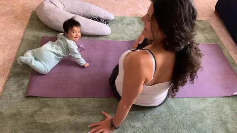 Bebe junto a su madre haciendo yoga.