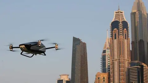 El coche volador sobre Dubai Marina. (Twitter)