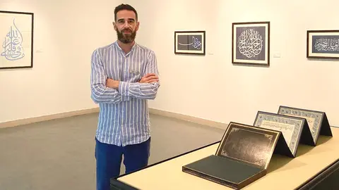 Pablo Casado, junto a obras que expone en el Museo de la Caligrafía de Sharjah. (Ángeles)