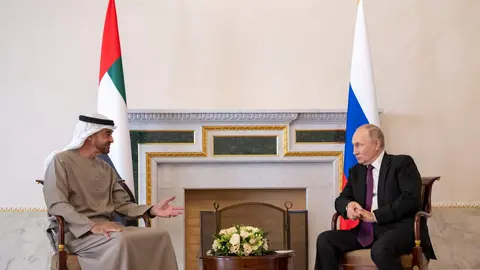 El presidente de EAU junto a Vladimir Putin en 2022 en San Petersburgo. (Twitter)