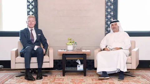 Anwar Gargash, asesor diplomático del presidente de EAU, y Hans Grundberg, enviado especial de las Naciones Unidas (ONU) para Yemen. (WAM)