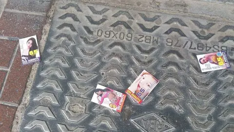 Tarjetas de masajes falsos en una calle de Dubai. (EL CORREO)
