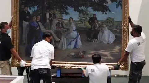 Una imagen de la colocación de cuadros impresionistas en Louvre Abu Dhabi. (Twitter)