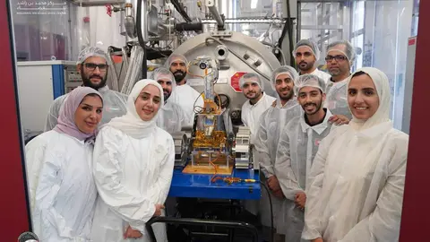 El equipo implicado en el robot lunar Rashid de fabricación emiratí. (WAM)