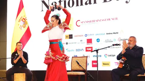 El percusionista Víctor Sanjuán, la bailaora Raquel Reina y el cantante y guitarrista Keco Fontana, sobre el escenario del Emirates Palace. (SBC)
