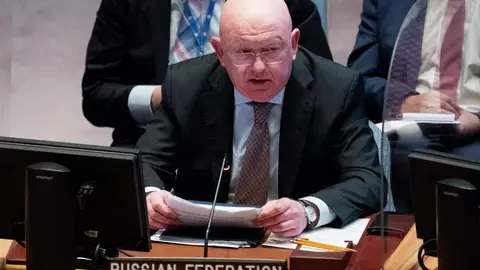 El embajador de Rusia ante la ONU, Vasily Nebenzya, habla durante la reunión de emergencia de la Asamblea General. (Twitter)