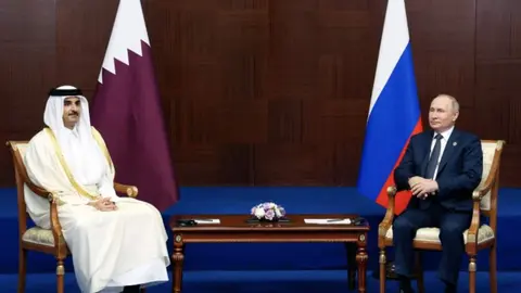 El presidente ruso y el emir de Qatar en la capital de Kazajistán. (Twitter)