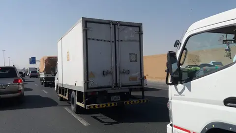Camiones en una carretera de EAU. (EL CORREO)