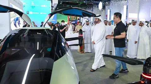 El jeque Hamdan y el coche volador. (Dubai Media Office)