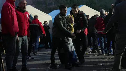 Afectados en la mina de Turquía. (Twitter)