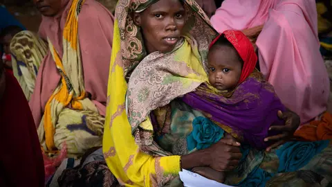 Una mujer con su hijo en Somalia. (Programa Mundial de Alimentos)