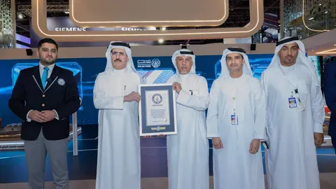Autoridades de la RTA de Dubai con el récord Ginness conseguido. (WAM)