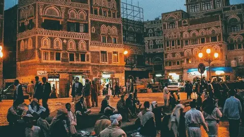 Yemeníes recorren las calles de Saná. (@its_yemen)