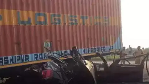 Estado en el que quedó el BMW tras chocar con el camión. (Times of India)