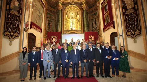 Foto de familia entre representantes de la UCAM y DIHAD. (Cedida)