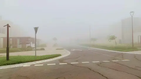Niebla este miércoles en una calle de Dubai. (EL CORREO)