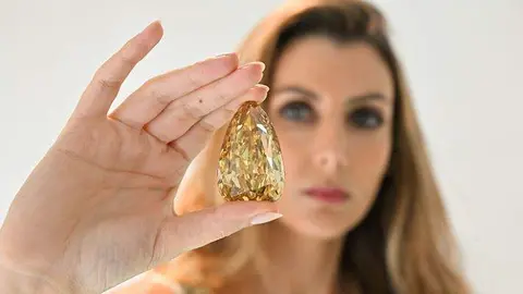 Una modelo presenta el diamante. (The Golden Canary)