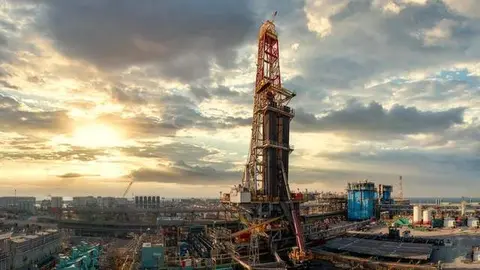 Una imagen de una plataforma de petróleo en Abu Dhabi. (WAM)