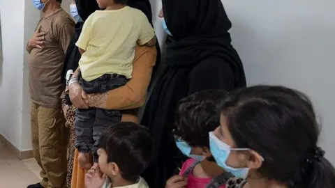 Un grupo de afganos en la Ciudad Humanitaria de Abu Dhabi. (Twitter)