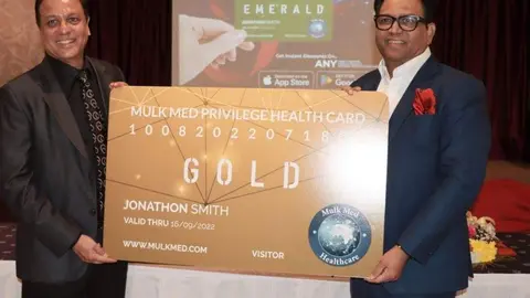 Presentación de la tarjeta de Salud Mulk Med Privilege Health Card que combina una cobertura de salud integral. (Twitter)