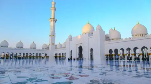 Gran patio central de la Mezquita Sheikh Zayed. Foto: pexels.