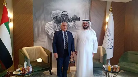 El embajador de Cuba en EAU con el director general de Wam. (Cedida)