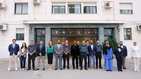 Foto de familia de los oficiales emiratíes y los españoles.(Fuente externa)
