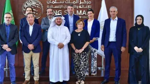 Foto de familia de la delegación de medios españoles en Riad. (SPA)