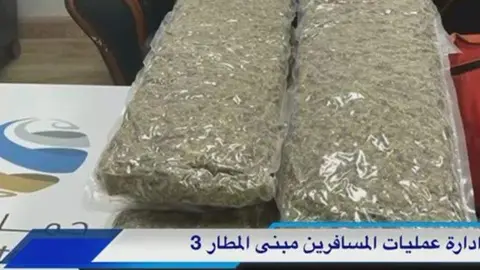 Los oficiales difundieron esta imagen de la marihuana confiscada.