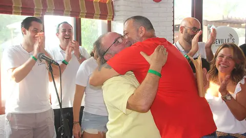Mariano Andrés recibió cientos de abrazos durante el encuentro celebrado en el Seville's. (EL CORREO)