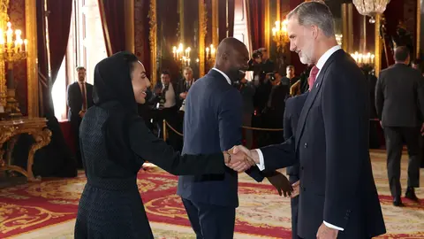 La diplomática emiratí saluda al rey de España. (WAM)