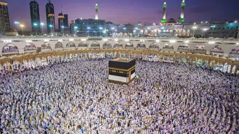 Miles de musulmanes dan la vuelta a la Kaaba en la Meca (Foto: Sony Herdiana / Shutterstock.com)