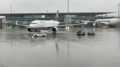Un avión de Lufthansa en un aeropuerto de Europa. (EL CORREO)
