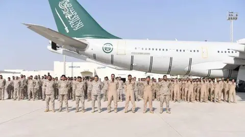 fEl grupo de la Real Fuerza Aérea Saudita al llegar a la Base Aérea de Al-Dhafra en Abu Dhabi. (SPA)