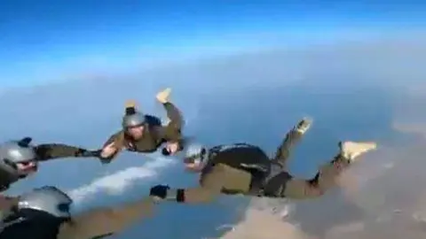 Una captura de panatlla de los paracaidistas del vídeo difundido en Twitter.