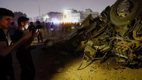 Estado en que quedó el camión tras la explosión en Bagdad. (Twitter)