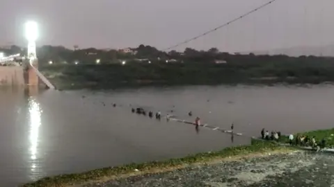 Una imagen de Twuitter del puente tras venirse abajo.