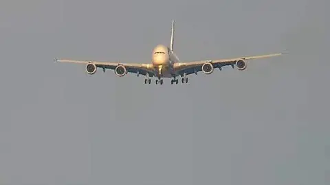 El Airbus A380 se aproxima al aeropuerto de Sao Paulo este domingo. (Twitter)