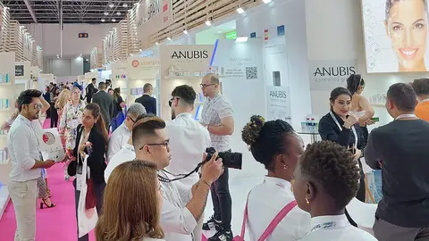 Las calles del Pabellón de España en Beautyworld Middle East ofrecen máxima animación en la jornada de apertura de la feria. (Cedida)