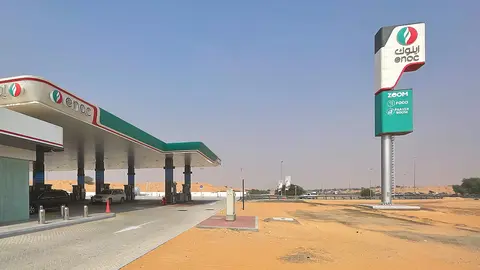 Gasolinera en el desierto de Emiratos Árabes. (EL CORREO)