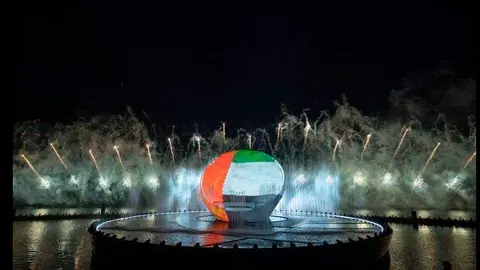 La bandera de Emiratos ilumina la noche. (Fuente externa)