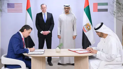 El presidente de Emiratos Árabes acudió a la firma del acuerdo con Estados Unidos en Adipec. (Twitter)