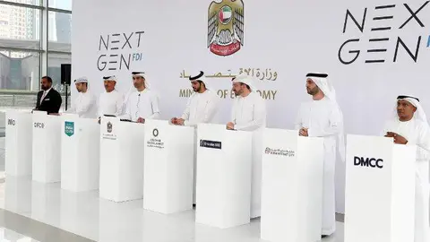 El ministro de Comercio Exterior de EAU, cuarto desde la izquierda, con ejecutivos de siete entidades en Abu Dhabi y Dubai.  (Fuente externa)