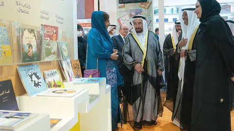 El jeque Sultán bin Muhammad Al Qasimi recorre la Feria Internacional del Libro de Sharjah en la jornada de la inauguración de su 41 edición. (WAM)