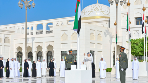 El jeque Mansour iza la bandera de Emiratos en Abu Dhabi. (WAM)