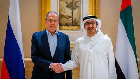 Los ministros de Exteriores ruso y emiratí en 2022 en Abu Dhabi. (WAM)